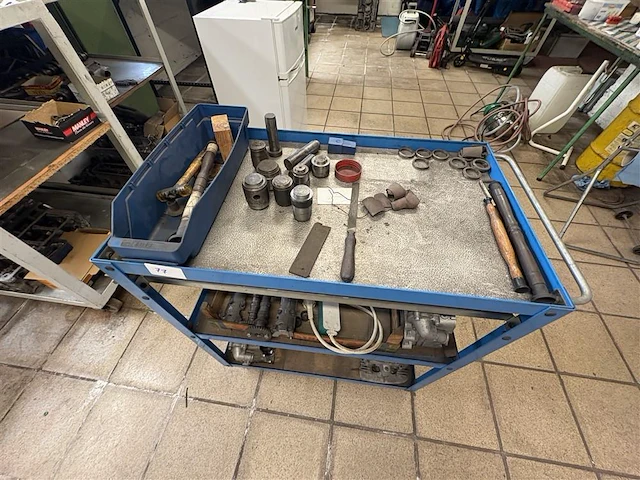Metalen kar met materiaal - afbeelding 4 van  8