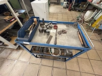 Metalen kar met materiaal - afbeelding 4 van  8