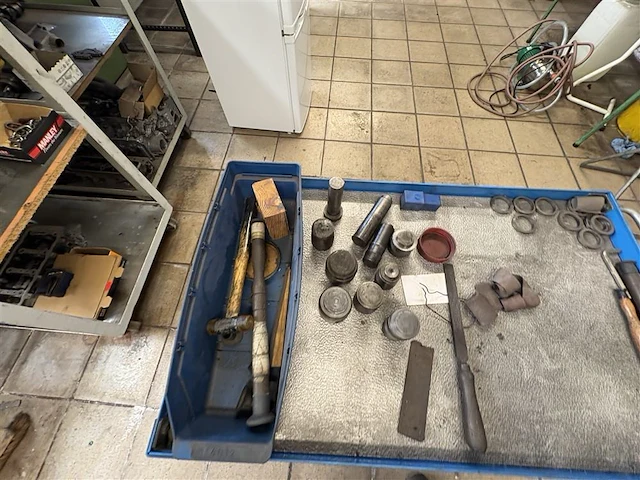 Metalen kar met materiaal - afbeelding 5 van  8