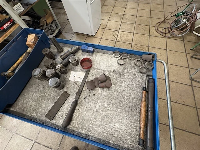 Metalen kar met materiaal - afbeelding 6 van  8