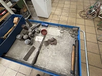 Metalen kar met materiaal - afbeelding 6 van  8