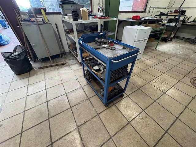 Metalen kar met materiaal - afbeelding 8 van  8
