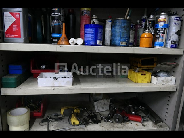 Metalen kast en de inhoud van het gereedschap en diverse producten - afbeelding 1 van  8