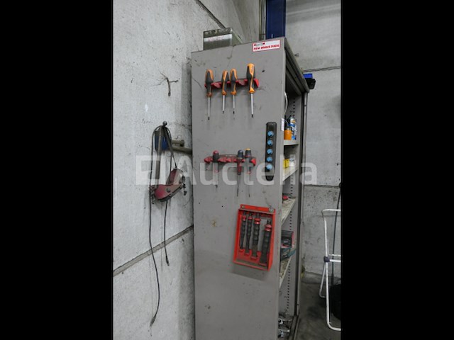 Metalen kast en de inhoud van het gereedschap en diverse producten - afbeelding 2 van  8