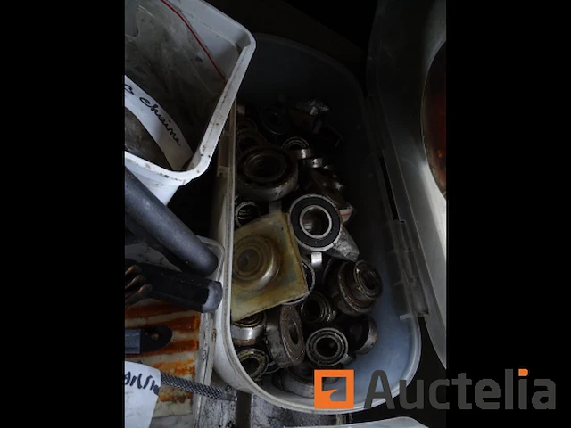Metalen kast en zijn inhoud (karting accessoires), plank met radio - afbeelding 2 van  16