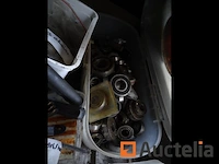 Metalen kast en zijn inhoud (karting accessoires), plank met radio - afbeelding 2 van  16