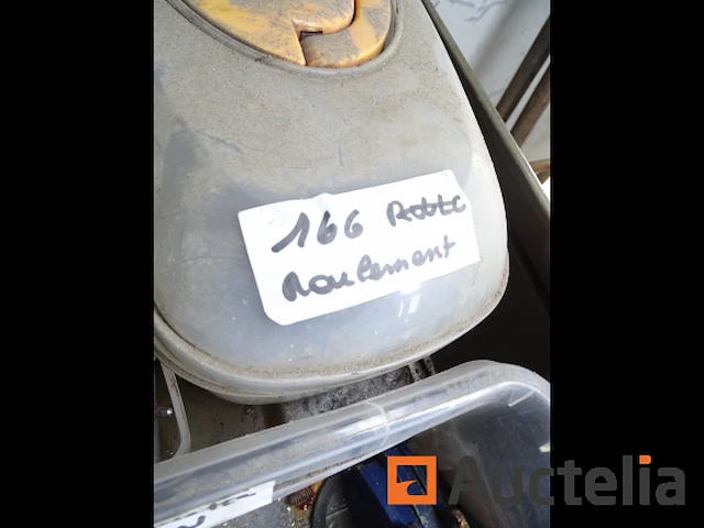 Metalen kast en zijn inhoud (karting accessoires), plank met radio - afbeelding 3 van  16
