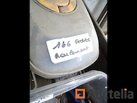 Metalen kast en zijn inhoud (karting accessoires), plank met radio - afbeelding 3 van  16