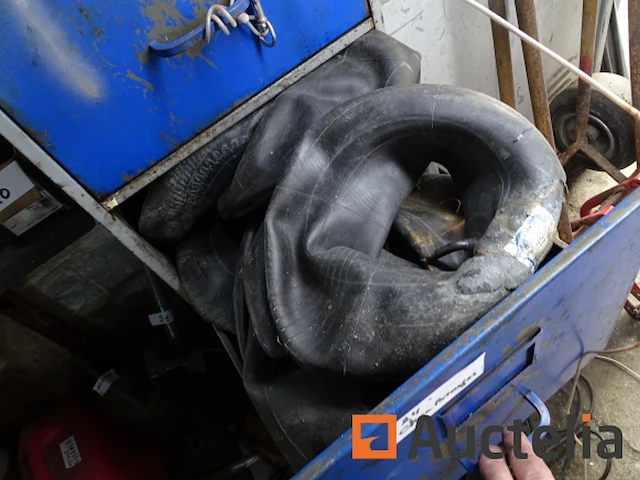 Metalen kast en zijn inhoud (karting accessoires), plank met radio - afbeelding 5 van  16