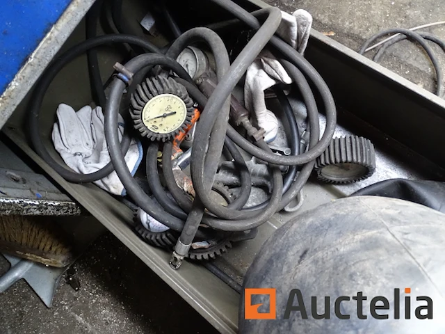 Metalen kast en zijn inhoud (karting accessoires), plank met radio - afbeelding 7 van  16