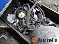 Metalen kast en zijn inhoud (karting accessoires), plank met radio - afbeelding 7 van  16