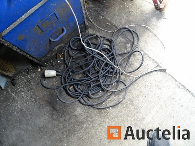 Metalen kast en zijn inhoud (karting accessoires), plank met radio - afbeelding 8 van  16