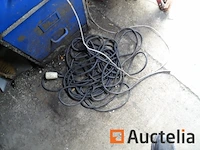 Metalen kast en zijn inhoud (karting accessoires), plank met radio - afbeelding 8 van  16
