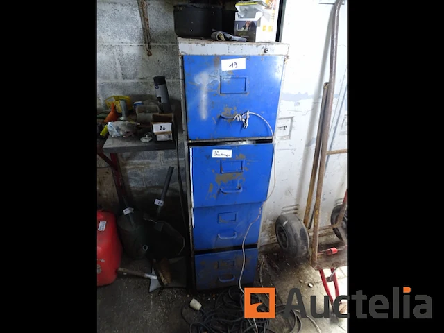 Metalen kast en zijn inhoud (karting accessoires), plank met radio - afbeelding 1 van  16