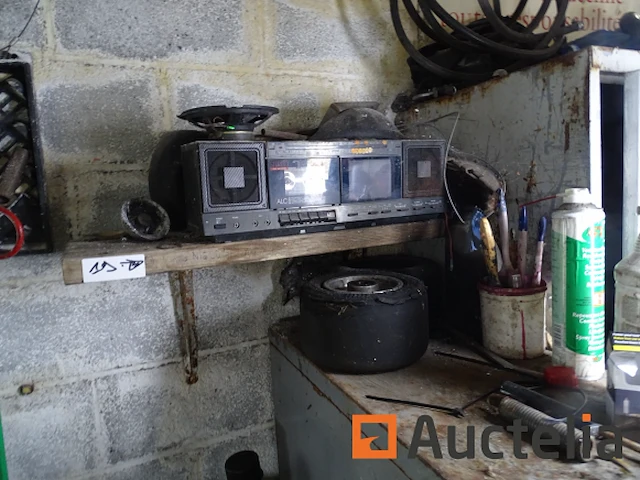 Metalen kast en zijn inhoud (karting accessoires), plank met radio - afbeelding 9 van  16