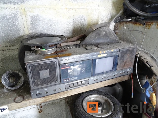 Metalen kast en zijn inhoud (karting accessoires), plank met radio - afbeelding 10 van  16