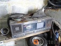 Metalen kast en zijn inhoud (karting accessoires), plank met radio - afbeelding 10 van  16