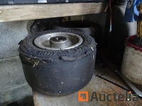 Metalen kast en zijn inhoud (karting accessoires), plank met radio - afbeelding 11 van  16
