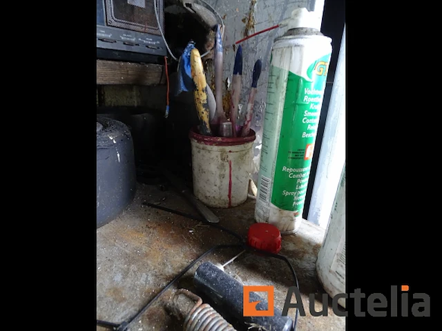Metalen kast en zijn inhoud (karting accessoires), plank met radio - afbeelding 12 van  16