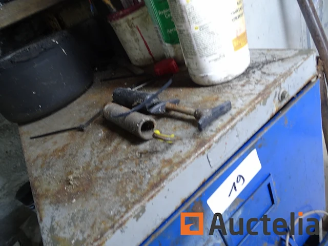 Metalen kast en zijn inhoud (karting accessoires), plank met radio - afbeelding 13 van  16