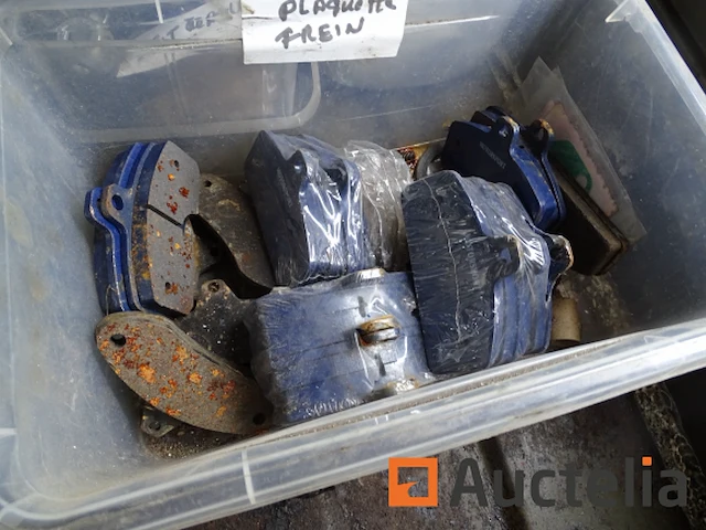 Metalen kast en zijn inhoud (karting accessoires), plank met radio - afbeelding 14 van  16