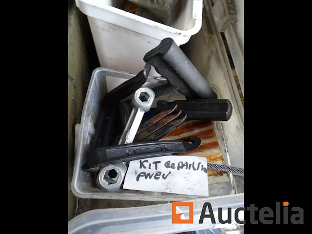 Metalen kast en zijn inhoud (karting accessoires), plank met radio - afbeelding 16 van  16