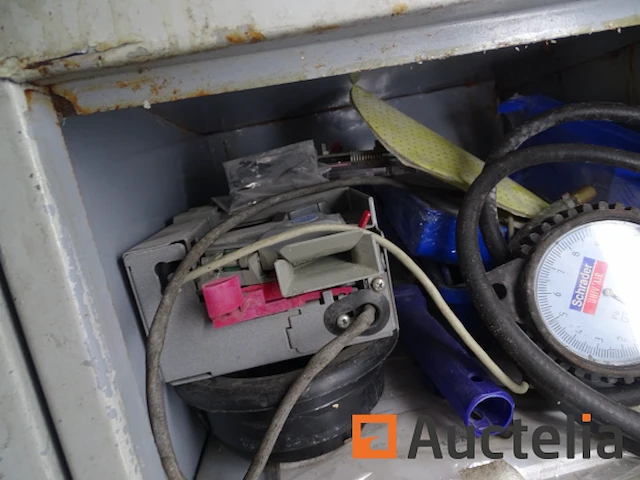 Metalen kast en zijn inhoud - afbeelding 2 van  14