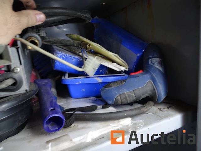 Metalen kast en zijn inhoud - afbeelding 3 van  14
