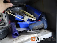 Metalen kast en zijn inhoud - afbeelding 3 van  14