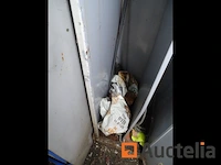 Metalen kast en zijn inhoud - afbeelding 5 van  14
