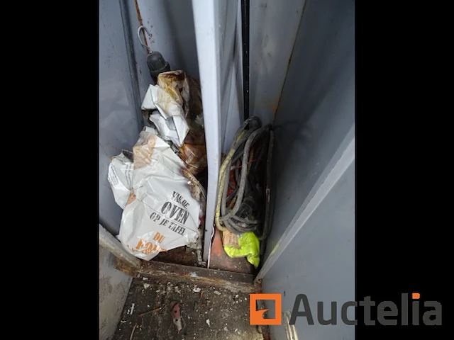 Metalen kast en zijn inhoud - afbeelding 6 van  14