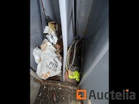 Metalen kast en zijn inhoud - afbeelding 6 van  14