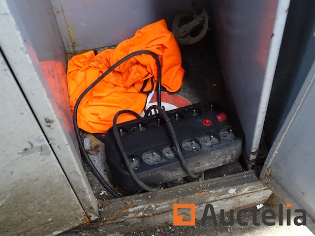 Metalen kast en zijn inhoud - afbeelding 13 van  14
