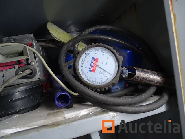 Metalen kast en zijn inhoud - afbeelding 14 van  14