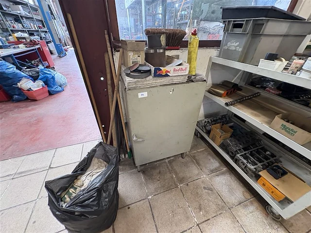 Metalen kast met inhoud - afbeelding 1 van  7