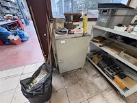 Metalen kast met inhoud - afbeelding 1 van  7