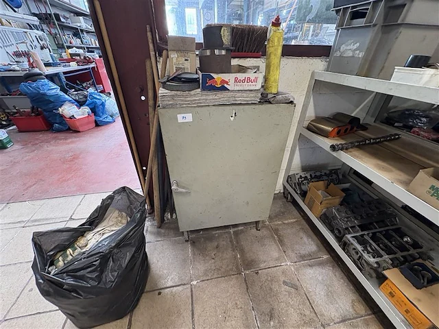 Metalen kast met inhoud - afbeelding 2 van  7