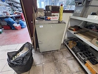 Metalen kast met inhoud - afbeelding 2 van  7