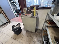 Metalen kast met inhoud - afbeelding 3 van  7