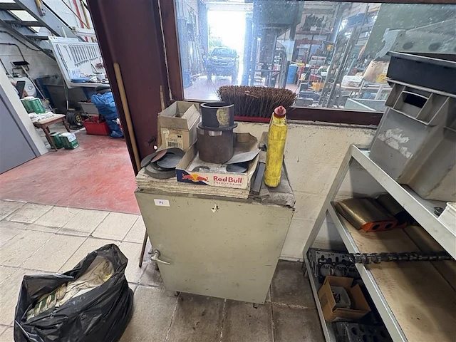 Metalen kast met inhoud - afbeelding 4 van  7