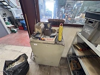 Metalen kast met inhoud - afbeelding 4 van  7