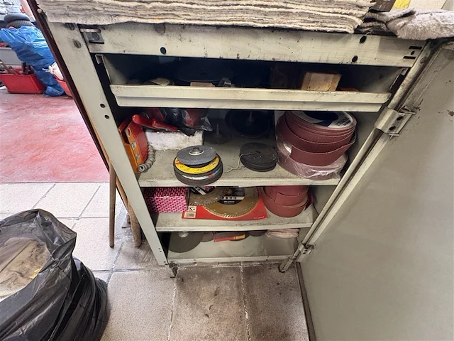 Metalen kast met inhoud - afbeelding 5 van  7