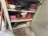 Metalen kast met inhoud - afbeelding 6 van  7