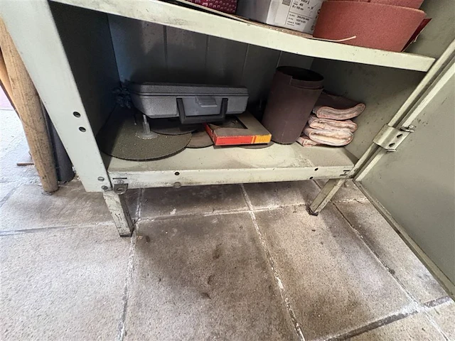 Metalen kast met inhoud - afbeelding 7 van  7