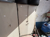 Metalen kast met inhoud - afbeelding 1 van  3