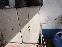 Metalen kast met inhoud - afbeelding 2 van  3