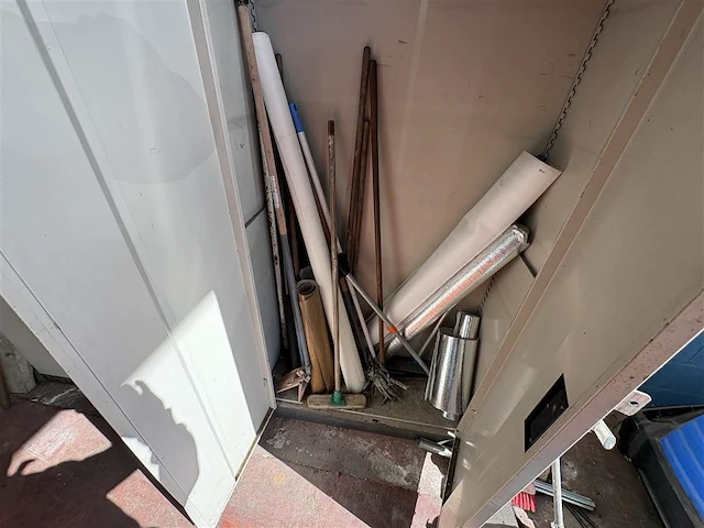 Metalen kast met inhoud - afbeelding 3 van  3