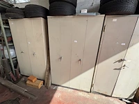 Metalen kast met inhoud - afbeelding 1 van  7