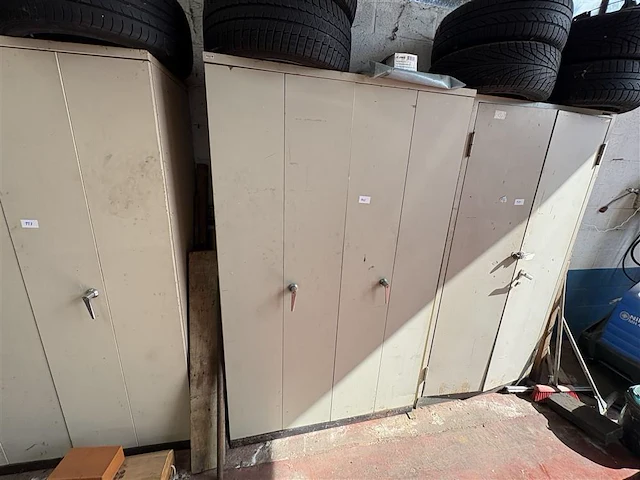 Metalen kast met inhoud - afbeelding 2 van  7