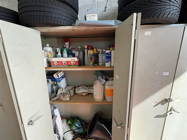 Metalen kast met inhoud - afbeelding 4 van  7